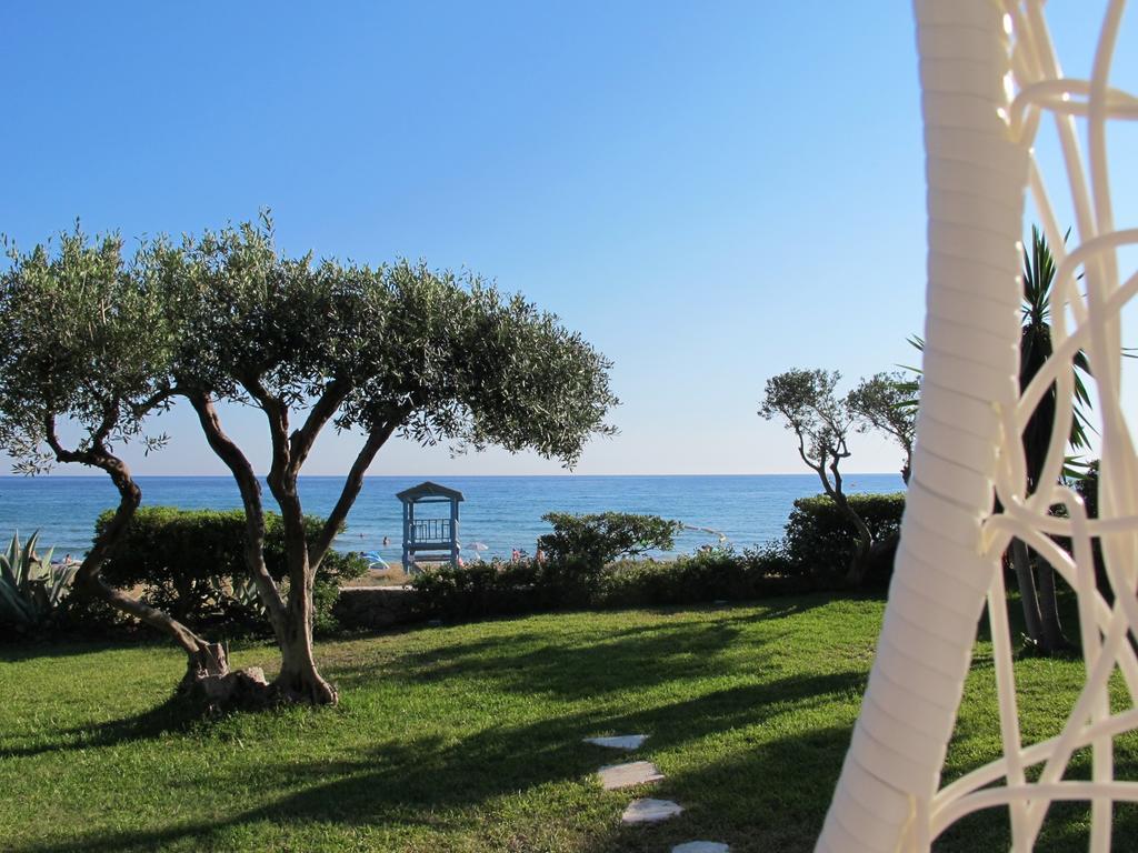 Seafront Calista Beach House With Garden Glyfada  Ngoại thất bức ảnh